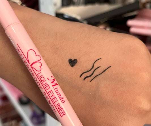 DELINEADOR EN PLUMON DE OJOS DOBLE CON ESTAMPADO DE CORAZÓN